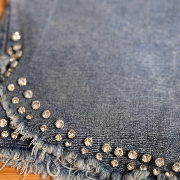 KIWI EMBELLISHED SHORTS SIZE L. NWOT - Picture 2 of 5